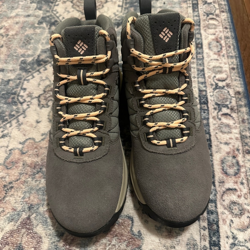Columbia Women’s Hiking Shoes/Boots - Picture 2 of 4